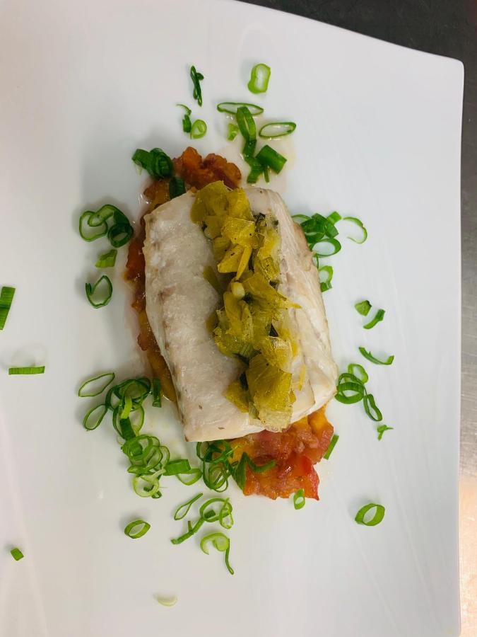 Logis Hotel Restaurant Hostellerie De La Tour Fontvieille Eksteriør bilde