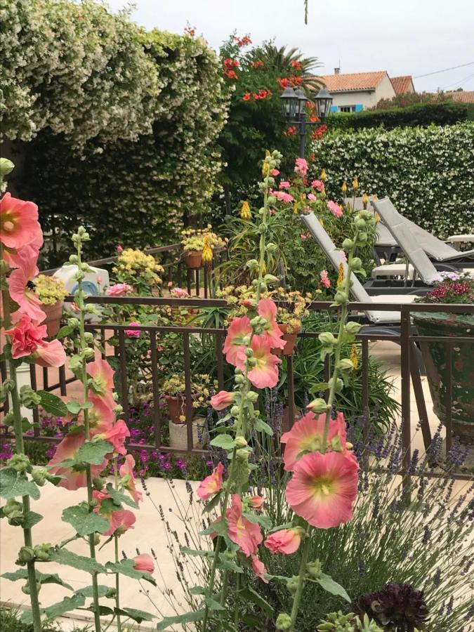 Logis Hotel Restaurant Hostellerie De La Tour Fontvieille Eksteriør bilde