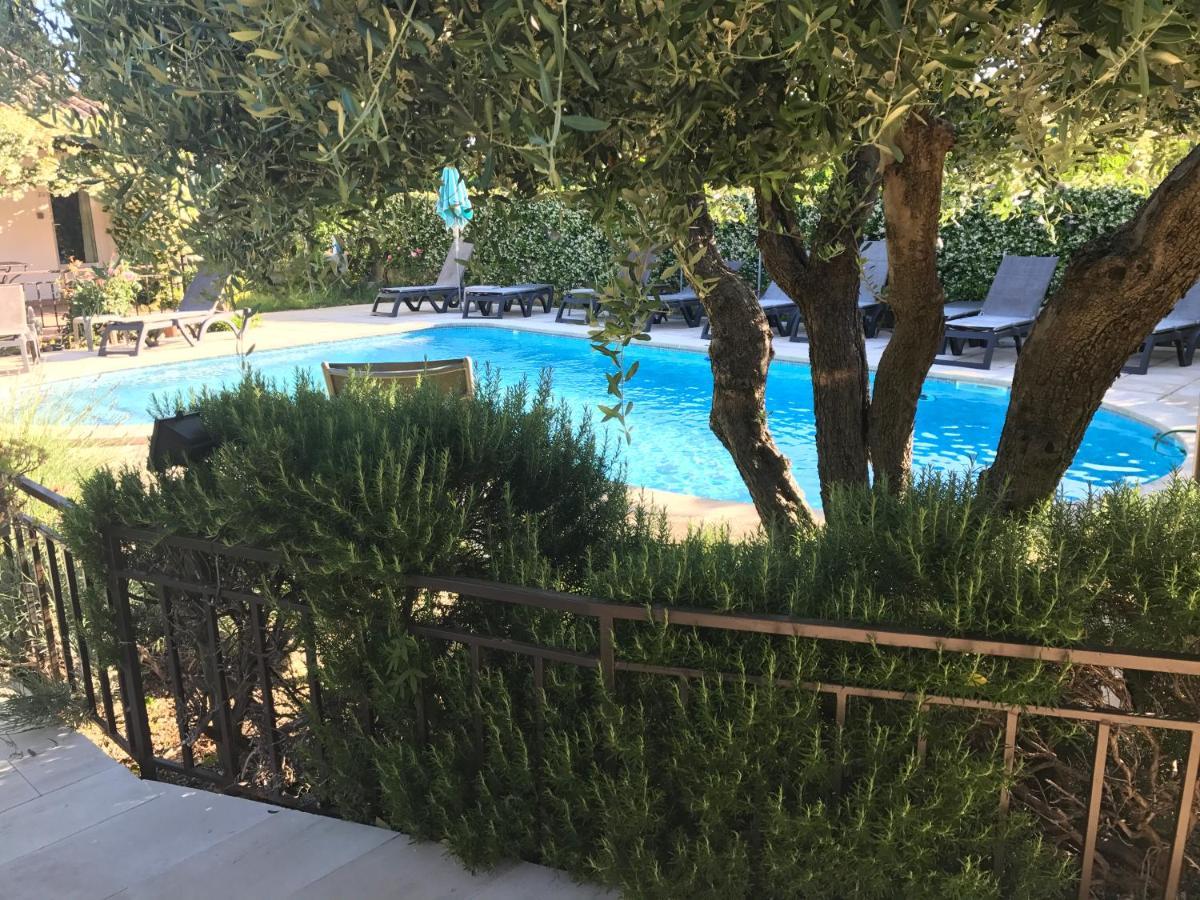 Logis Hotel Restaurant Hostellerie De La Tour Fontvieille Eksteriør bilde
